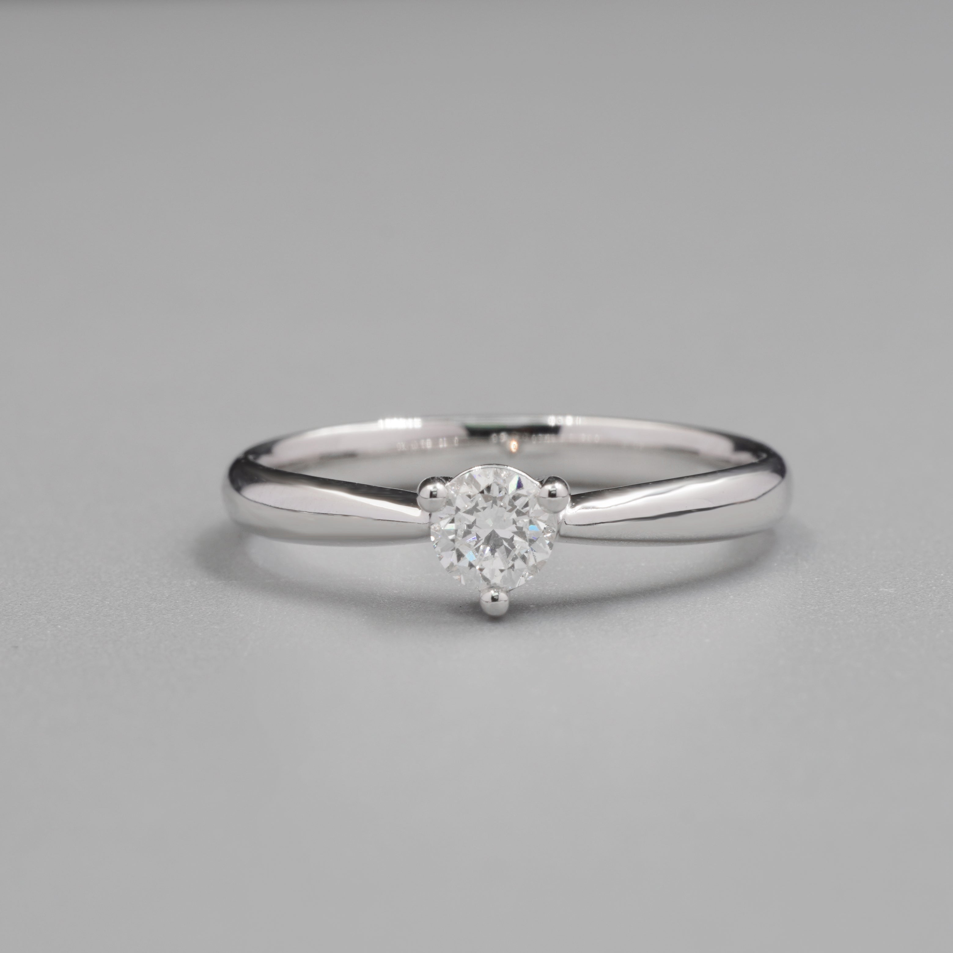 0.3ct Three Prongs Round Solitaire Diamond Ring